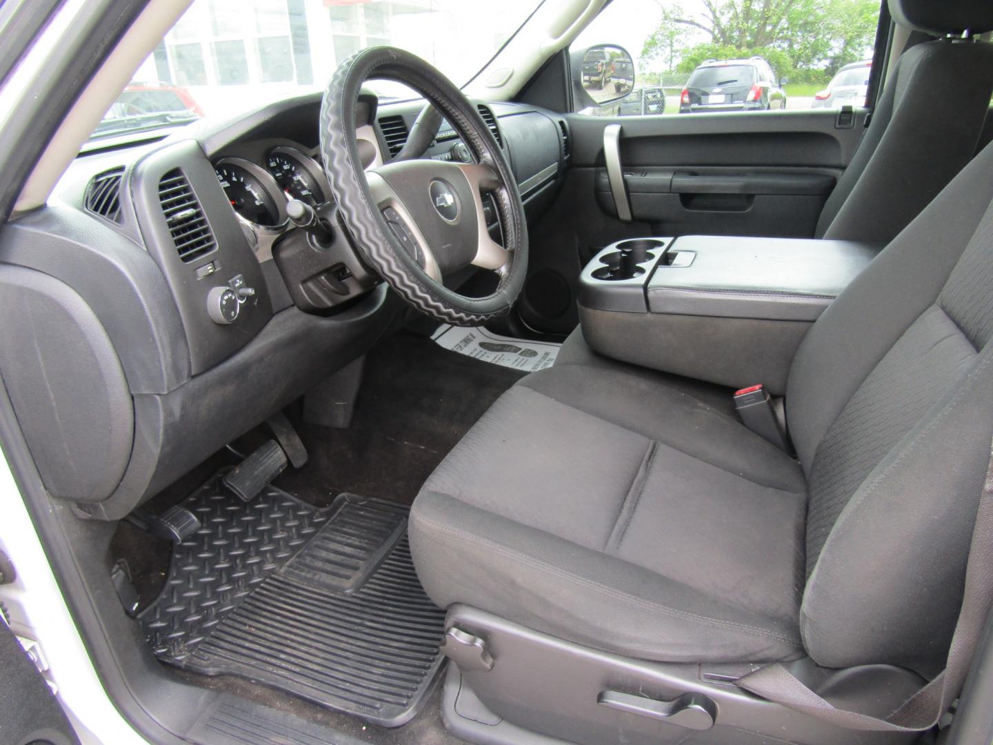 2013 White /Gray Chevrolet Silverado 1500 LT Crew Cab 2WD (3GCPCSEA8DG) with an 4.8L V8 OHV 16V engine, Automatic transmission, located at 15016 S Hwy 231, Midland City, AL, 36350, (334) 983-3001, 31.306210, -85.495277 - Photo#3